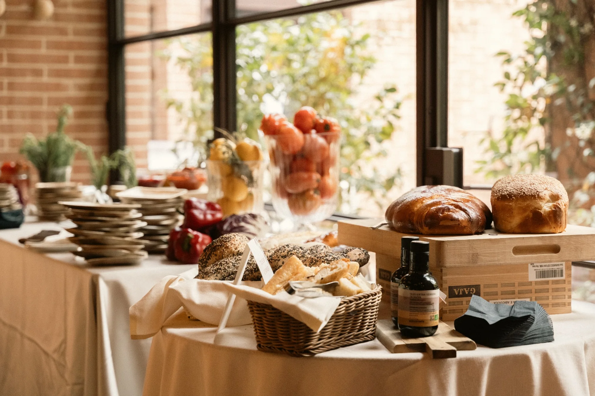 Buffet curato con pane e prodotti italiani